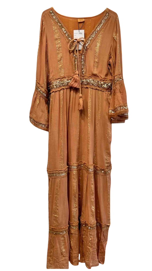 Vestido largo color tierra con detalles dorados