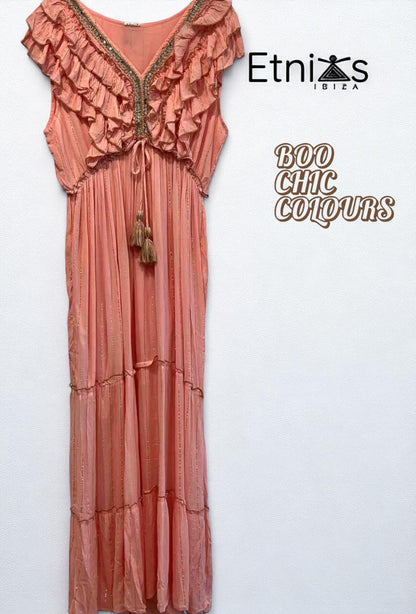Vestido “Duna Rosada” con volantes y escote bordado