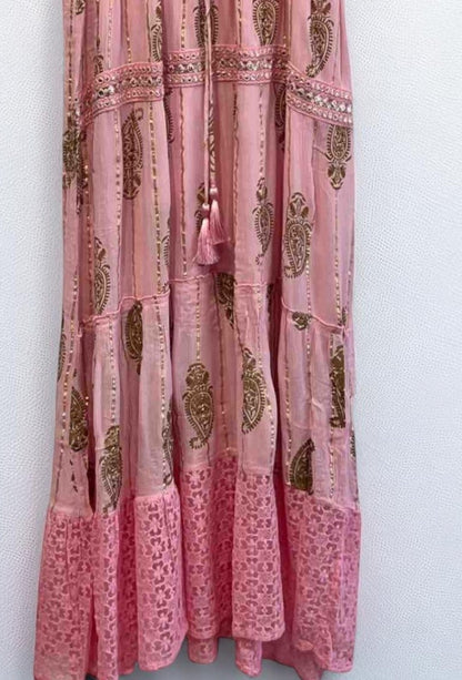 Vestido Largo Rosa Bohemio con Bordados Dorados