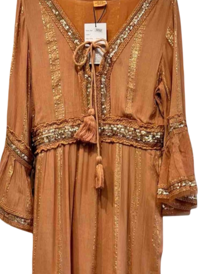 Vestido largo color tierra con detalles dorados