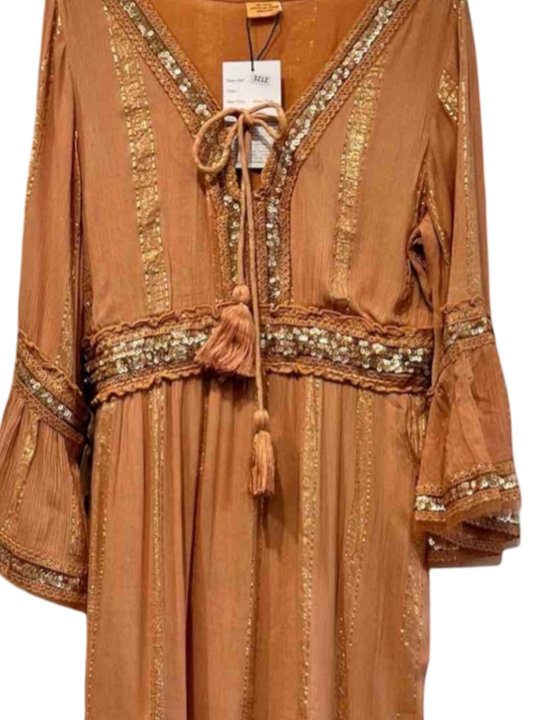 Vestido largo color tierra con detalles dorados