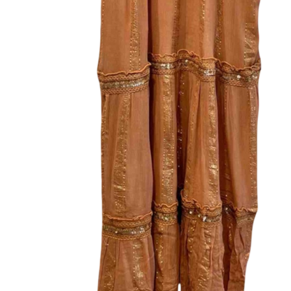 Vestido largo color tierra con detalles dorados
