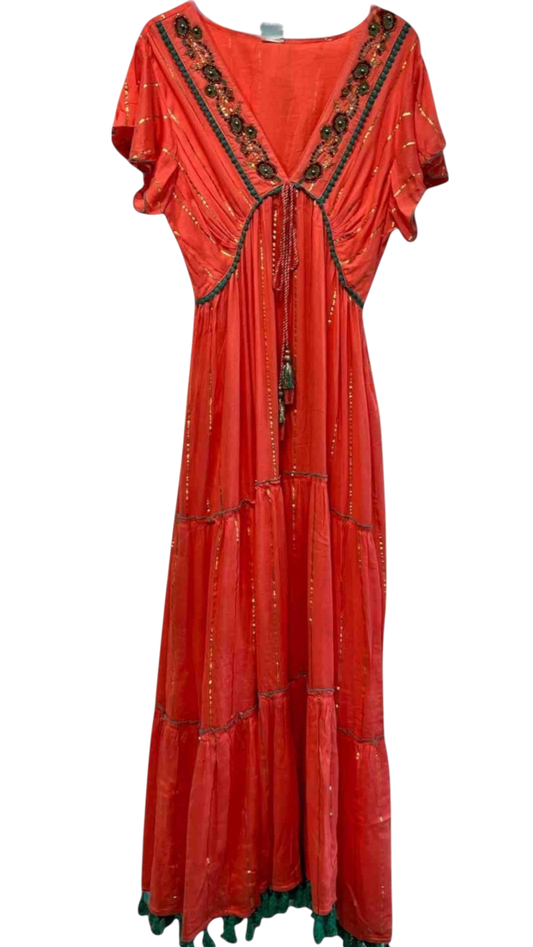 Vestido largo rojo con bordados y detalles dorados