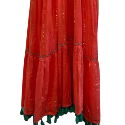 Vestido largo rojo con bordados y detalles dorados