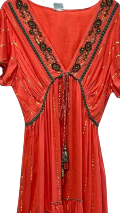 Vestido largo rojo con bordados y detalles dorados