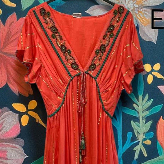 Vestido largo rojo con bordados y detalles dorados