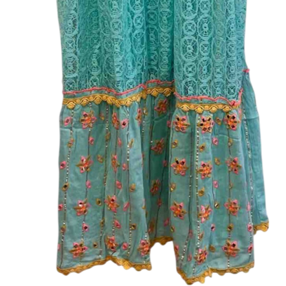 Vestido “Luz del Trópico” con bordado floral y encaje turquesa