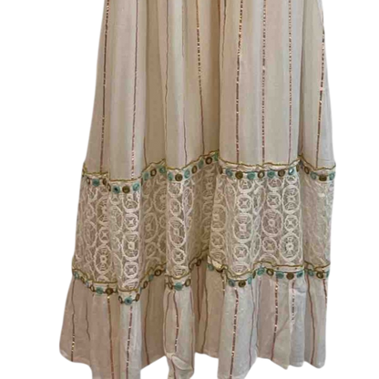 Vestido largo crema con pedrería turquesa y encaje