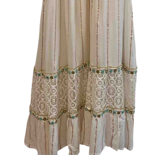 Vestido largo crema con pedrería turquesa y encaje