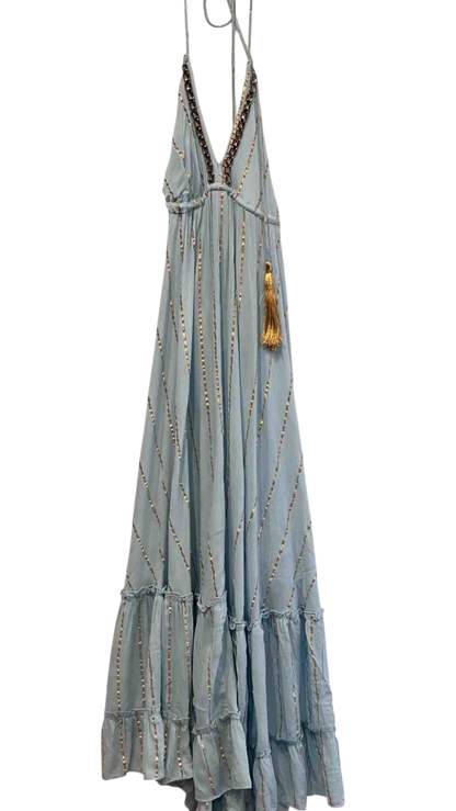 Vestido largo azul empolvado con escote halter y detalles dorados