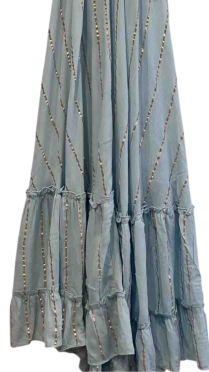 Vestido largo azul empolvado con escote halter y detalles dorados