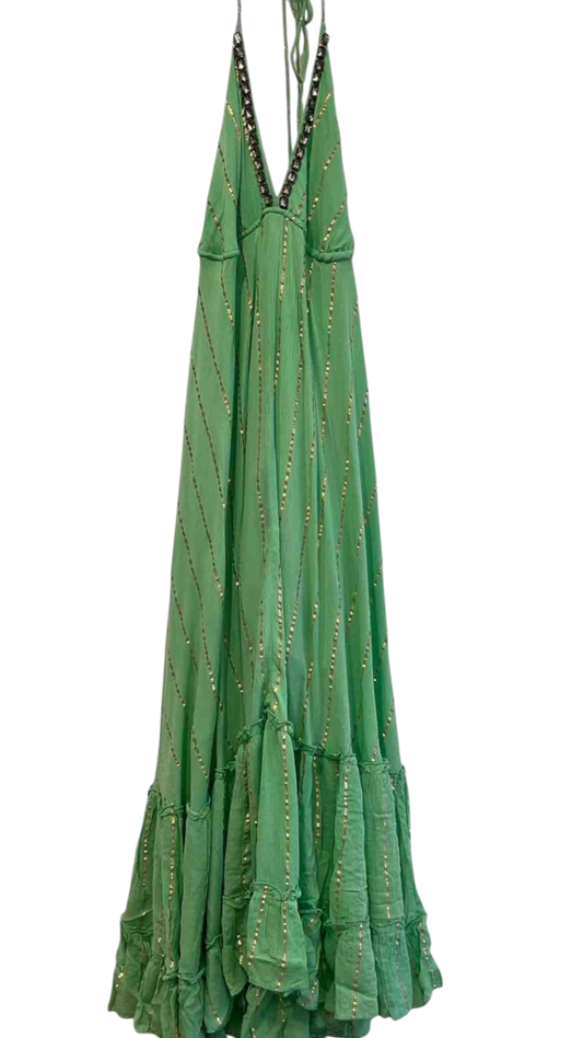 Vestido largo verde con escote halter y pedrería negra