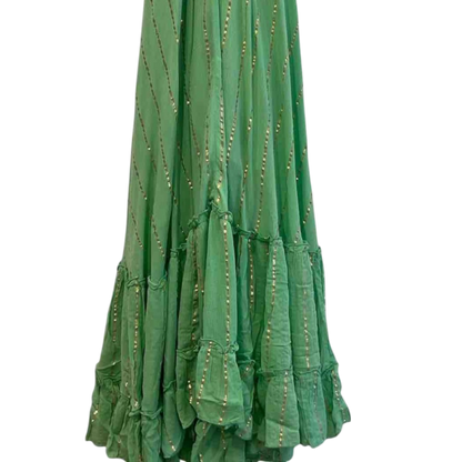 Vestido largo verde con escote halter y pedrería negra