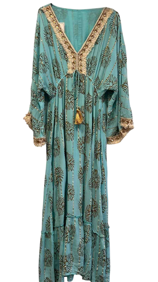 Vestido largo verde agua con bordados dorados y mangas amplias