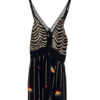 Vestido largo negro con bordado dorado y estampado de aves