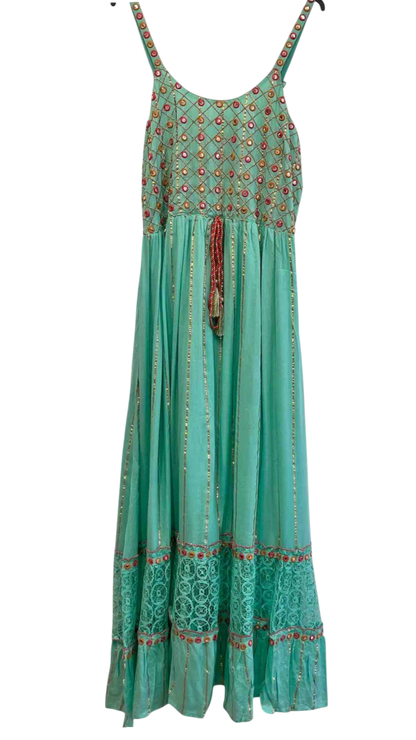 Vestido “Espejismo de Jade” con bordado espejo y encaje
