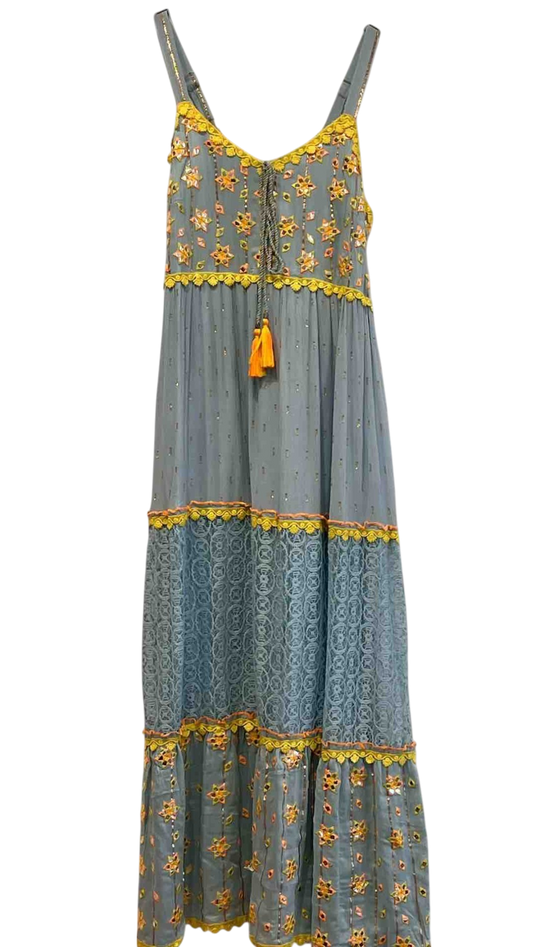 Vestido largo azul con flores bordadas y detalles en encaje
