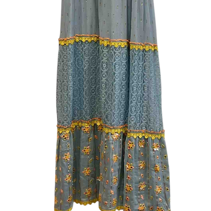 Vestido largo azul con flores bordadas y detalles en encaje