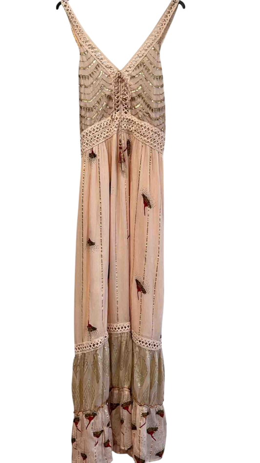 Vestido largo nude con bordado de aves y detalles artesanales