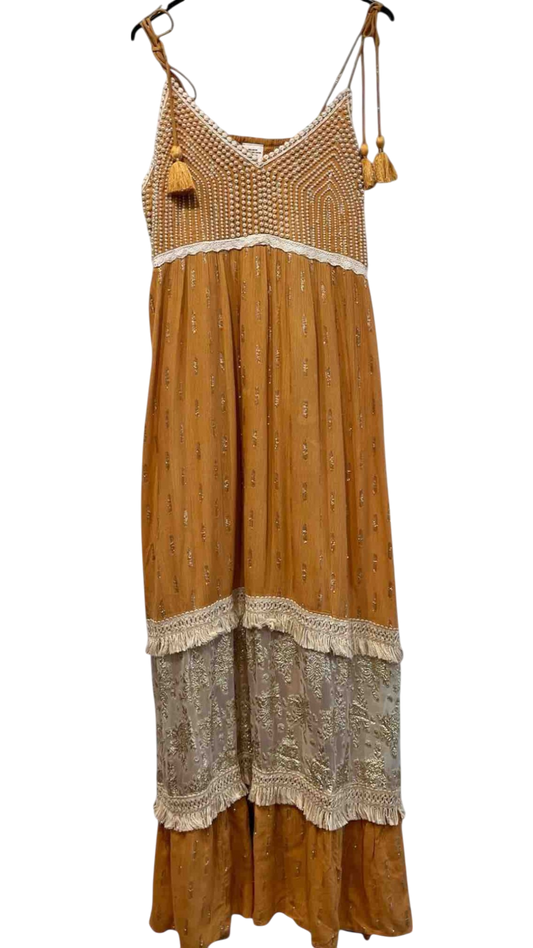 Vestido largo color tierra con crochet y bordado en el bajo