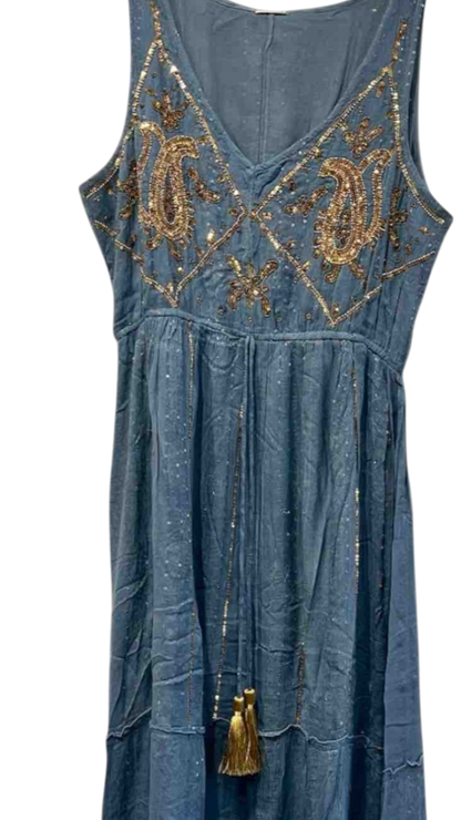 Vestido largo azul grisáceo con bordado dorado