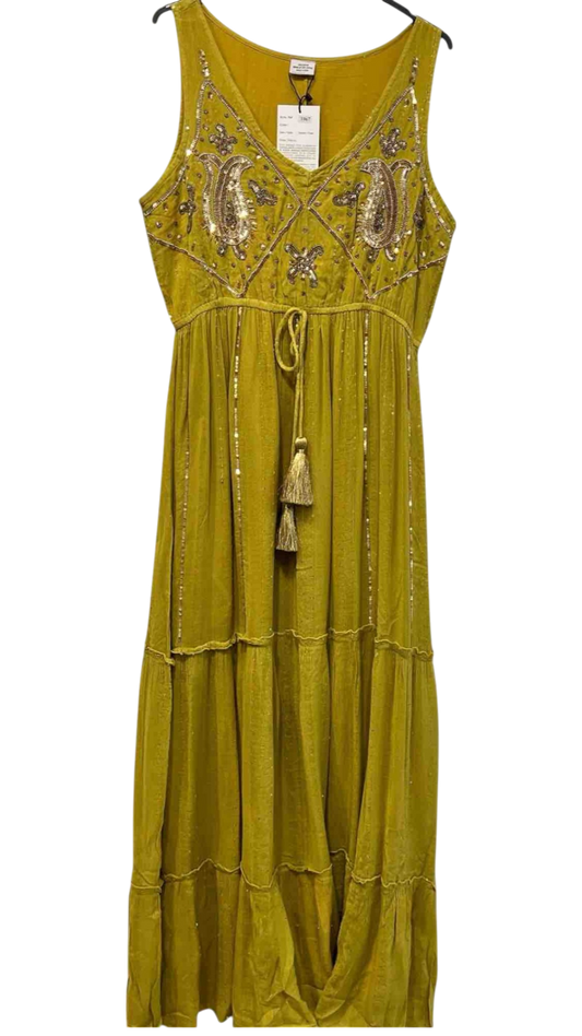 Vestido largo verde lima con bordado dorado