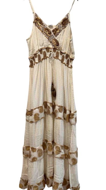 Vestido largo crudo con bordado dorado y tirantes