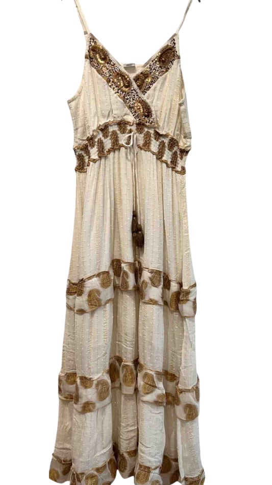 Vestido largo crudo con bordado dorado y tirantes