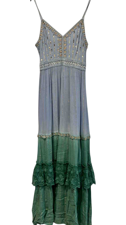 Vestido largo azul y verde con tirantes y bordado dorado