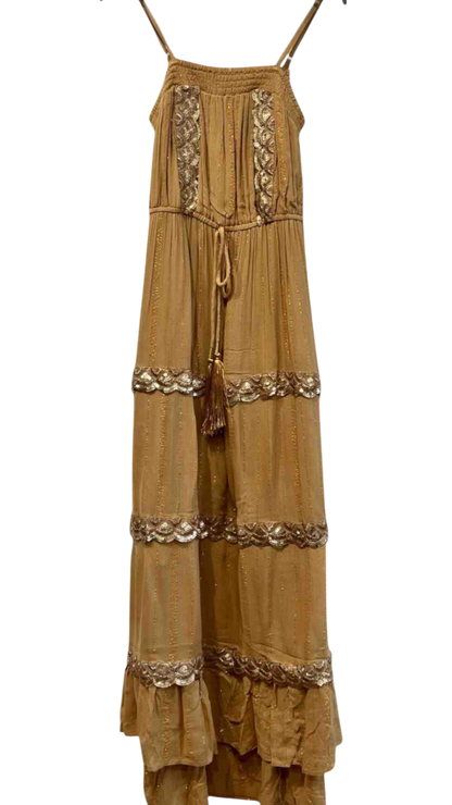 Vestido largo mostaza con detalles dorados