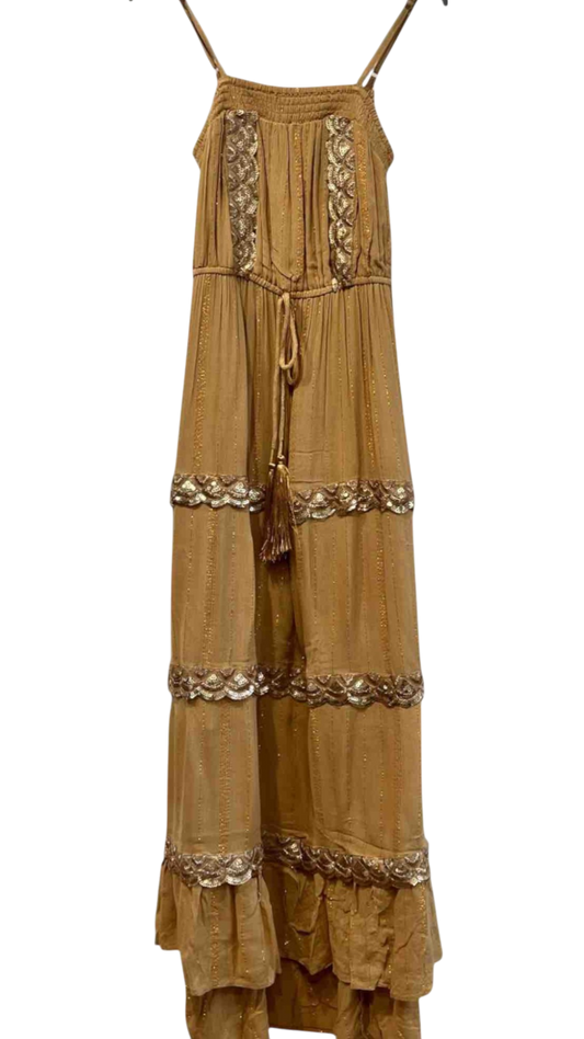 Vestido largo mostaza con detalles dorados