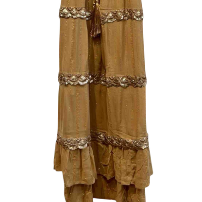 Vestido largo mostaza con detalles dorados