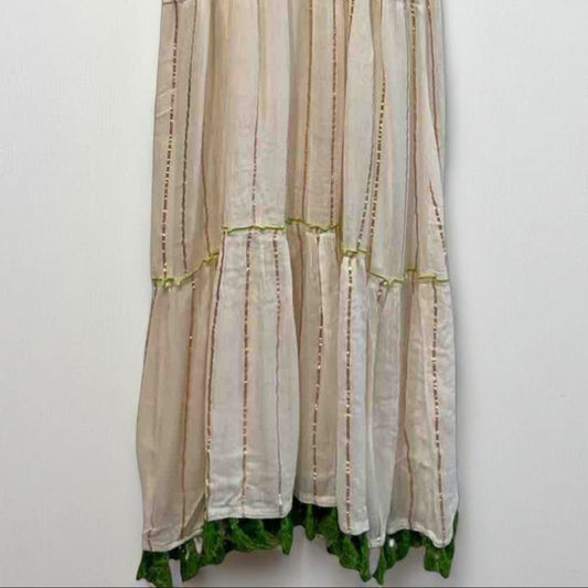 Vestido largo con bordado floral y detalles verdes