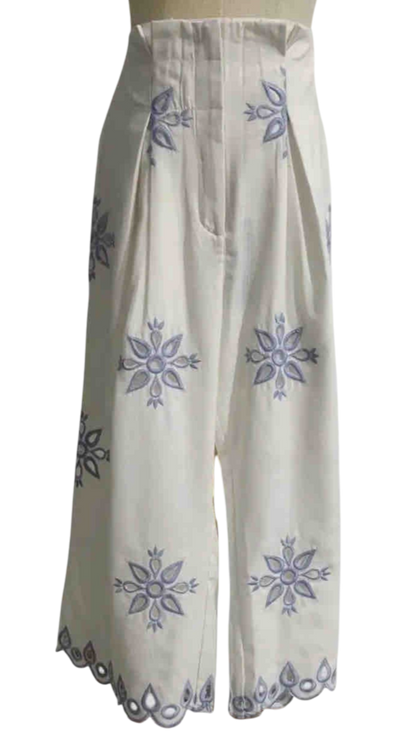 Pantalón bordado en algodón 100% con detalle floral azul