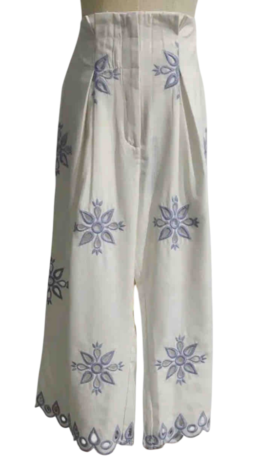 Pantalón bordado en algodón 100% con detalle floral azul