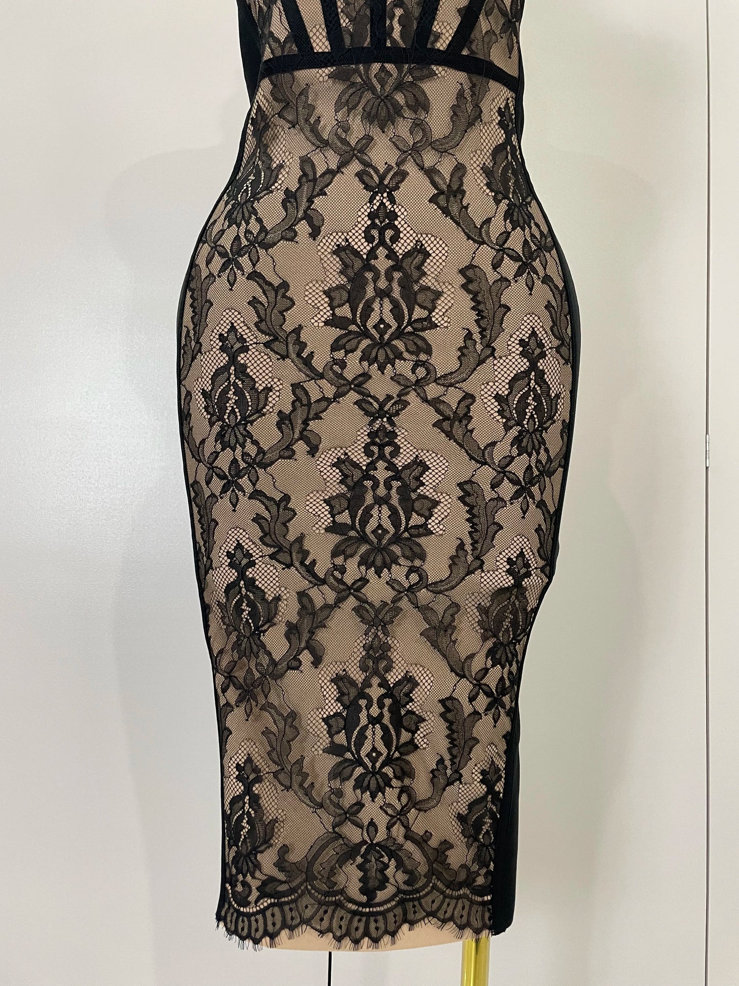 Vestido Midi de Encaje y Tirantes Anchos