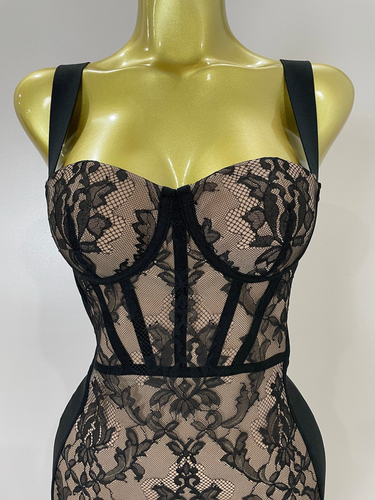 Vestido Midi de Encaje y Tirantes Anchos