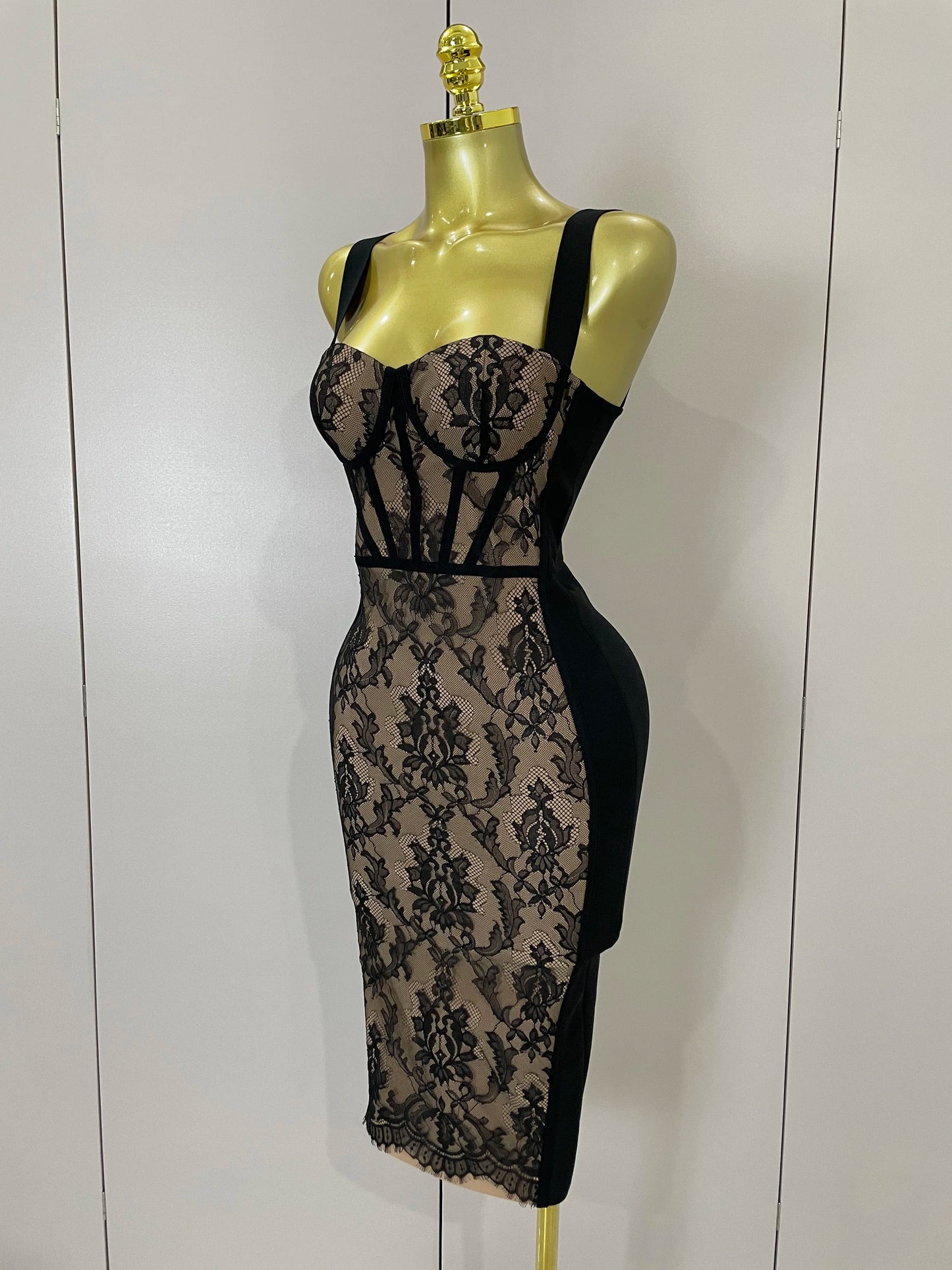 Vestido Midi de Encaje y Tirantes Anchos