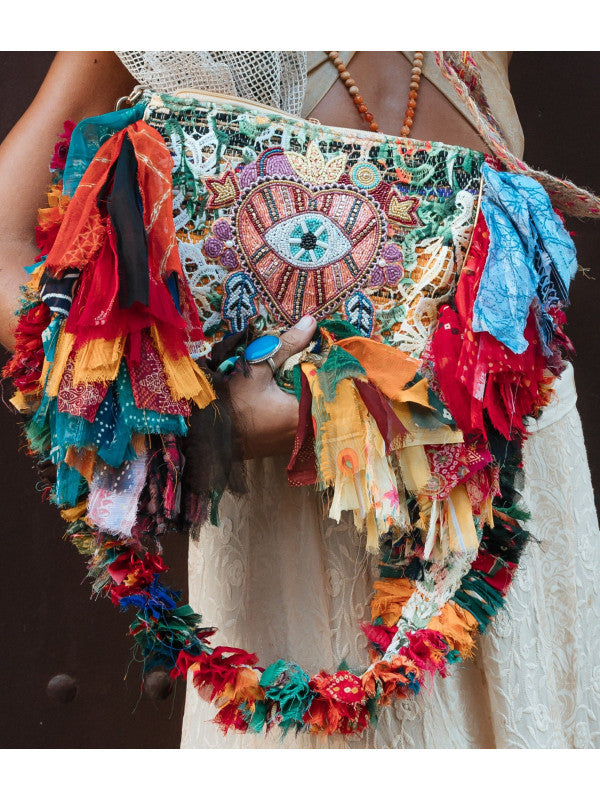 Bolso Artesanal con tegidos reciclados y bordados