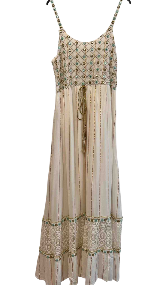 Vestido largo crema con pedrería turquesa y encaje