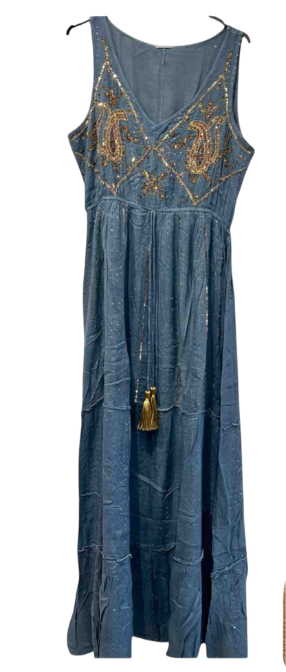 Vestido largo azul grisáceo con bordado dorado