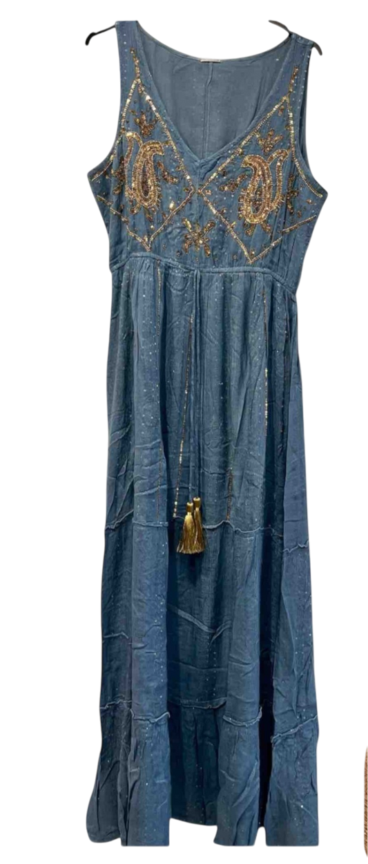 Vestido largo azul grisáceo con bordado dorado