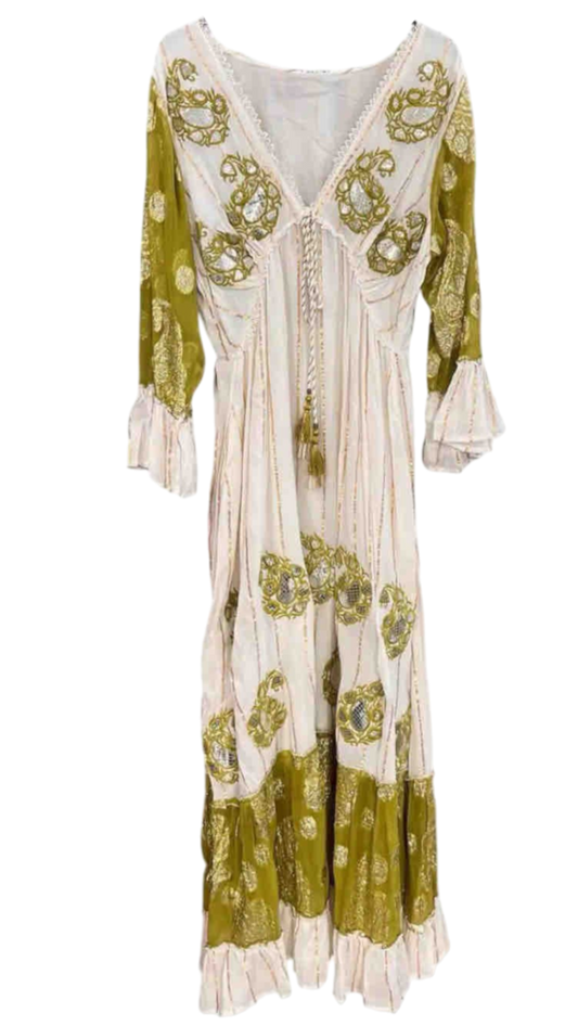🌿 Espejismo Sagrado – Vestido con bordados dorados y cristales