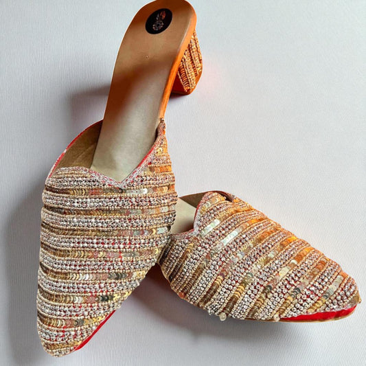 Sandalia IaraBoutique  con bordado en oro viejo